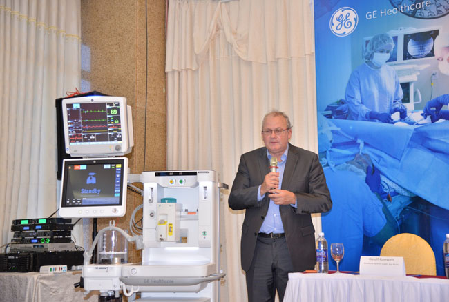 Ông Geoff Ransom - Giám đốc ngành hàng gây mê khu vực châu Á - Thái Bình Dương - GE Healthcare giới thiệu dòng máy gây mê kèm thở mới