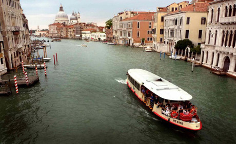 Hay tại Venice của Italia đã phát triển phương tiện trên nước từ rất lâu để phục vụ giao thông và du lịch.