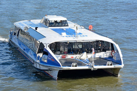Tại Anh, phương tiện xe Bus trên sông đã khá phát triển.