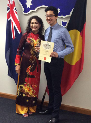 Hùng cùng mẹ anh trong ngày được công nhận trở thành công dân Australia ở tuổi 25.