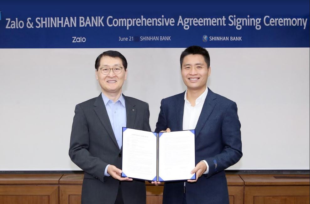 Ông Sung Ho Wi – Chủ tịch kiêm CEO của Shinhan bank và ông Vương Quang Khải – Phó tổng VNG, đại diện Zalo tại buổi ký kết
