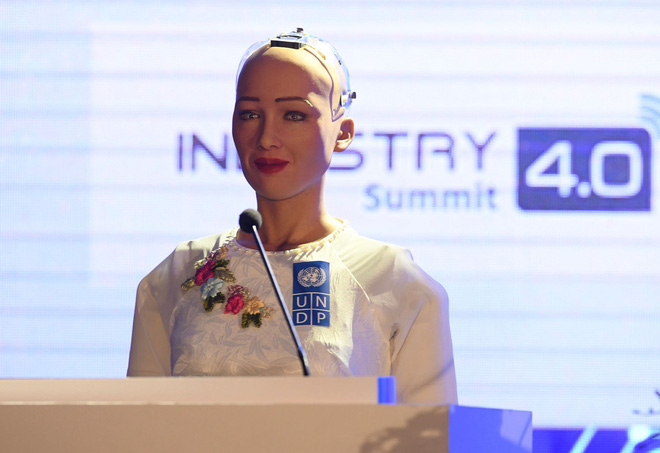 Robot Sophia mặc áo dài, trò chuyện về 4.0 ở Việt Nam - Ảnh 2.