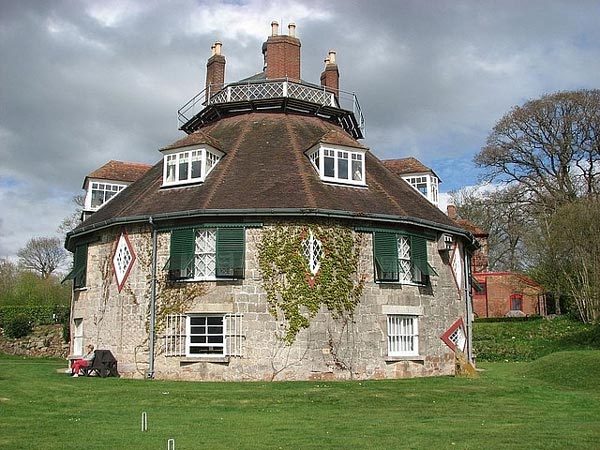 Ngôi nhà được tổ chức bảo tồn kiến trúc National Trust mua lại vào năm 1991